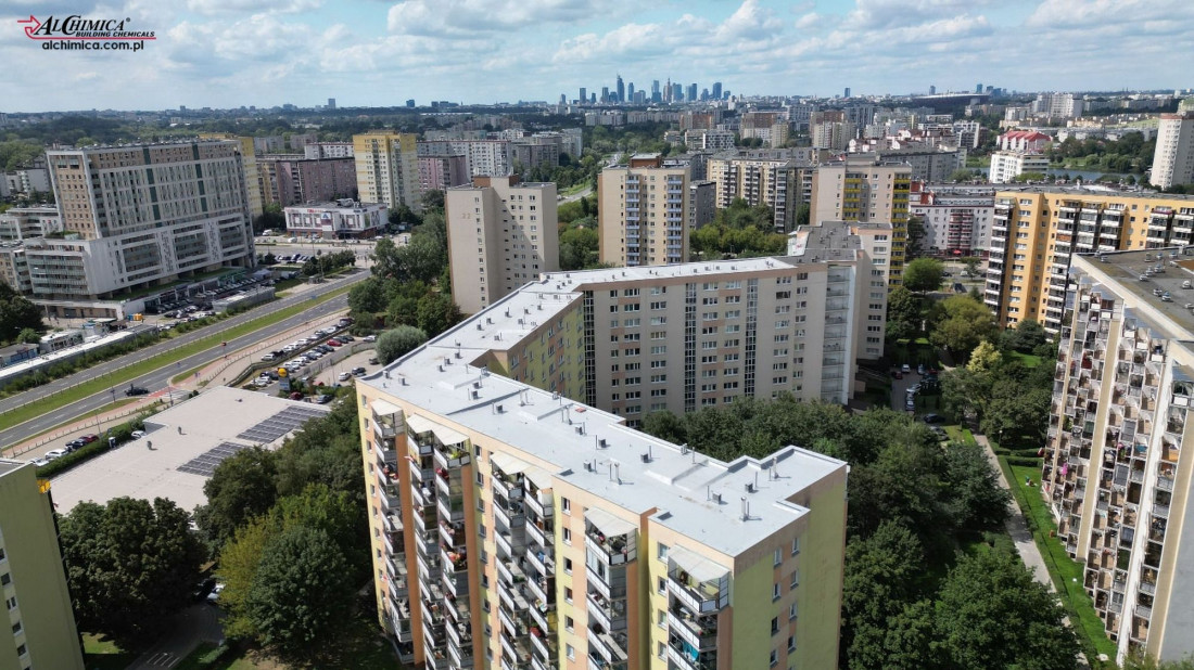 Koniec przecieków w bloku na Gocławiu. Płynna membrana Hyperdesmo to rewolucja w renowacji dachów