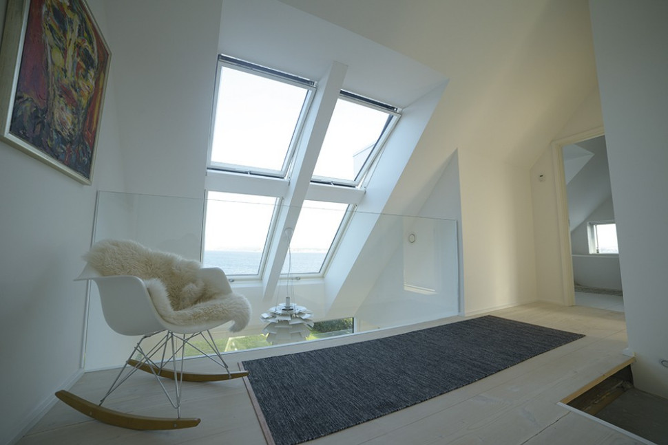 Jeśli montujemy okno w miejscu, w który otwieranie manualne będzie utrudnione, warto zainwestować w okna sterowne elektrycznie za pomocą pilota lub aplikacji.