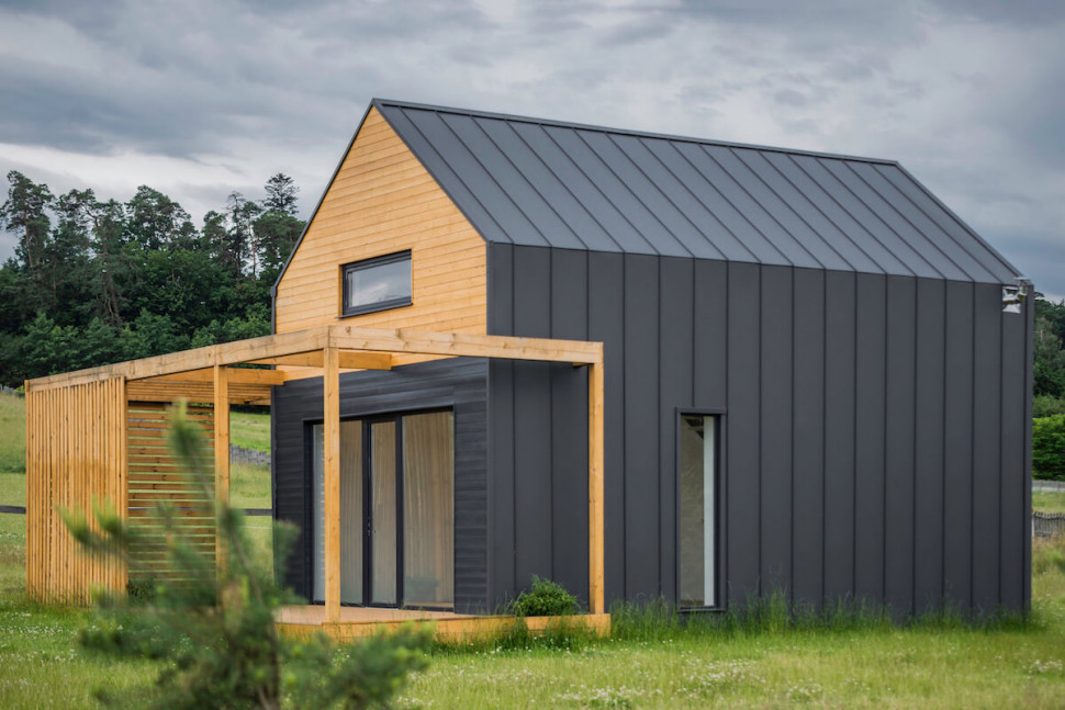 blacha płaska na elewacji i dachu domu