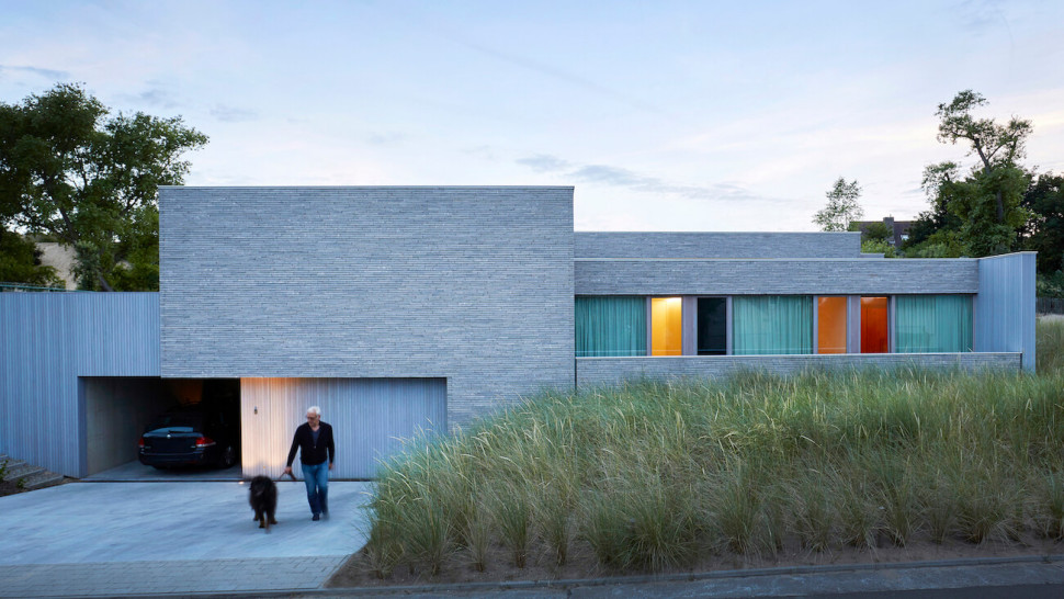 szara elewacja cegła