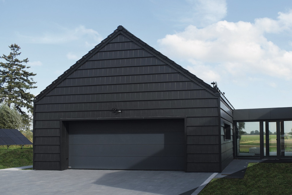 czarna elewacja z dachówki płaskiej - gorący trend