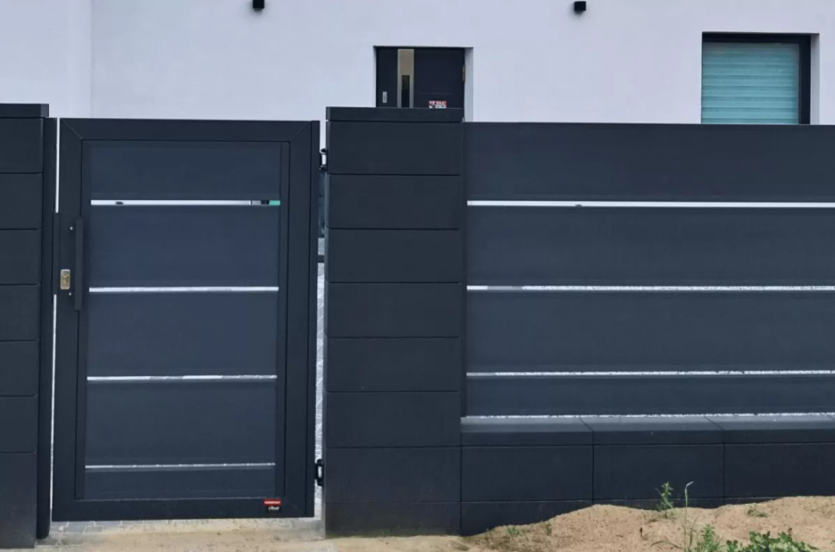 Ogrodzenie jest wykonane z płyt XPS, co czyni je niezwykle solidnym i odpornym na warunki atmosferyczne