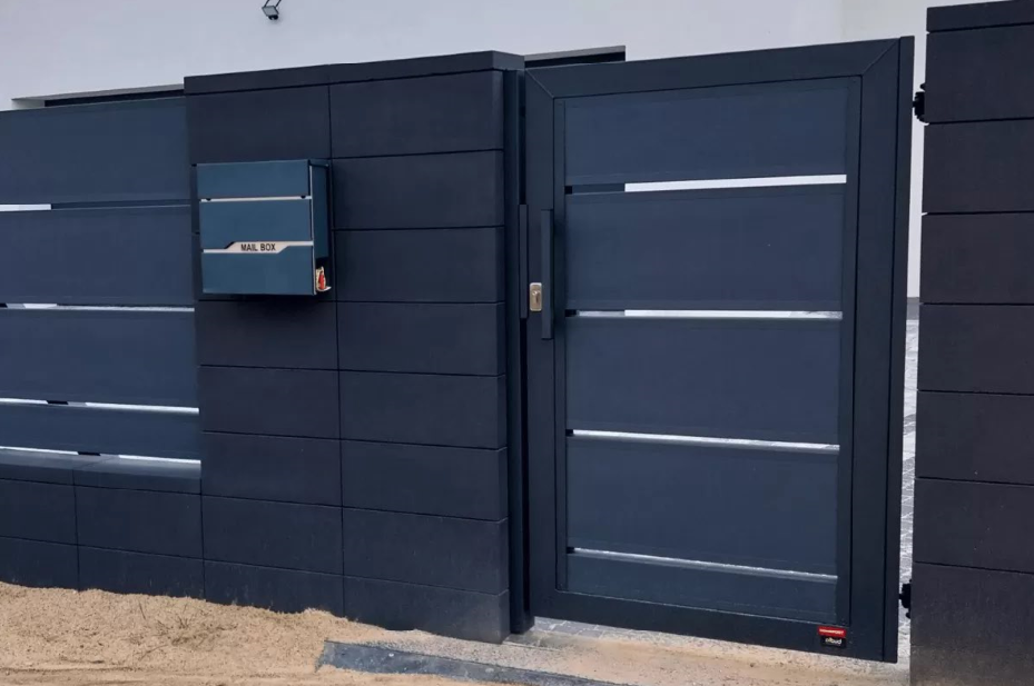 Użycie płyt XPS w produkcji ogrodzenia gwarantuje doskonałą izolację i odporność na wilgoć