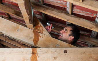 Przeciekający dach to duży problem. Jak naprawić nieszczelny dach - poradnik