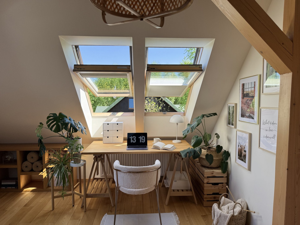 Światło wpadające przez okna dachowe na poddaszu pomogą kwiatom ładnie się rozwinąć.