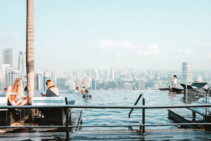 Baseny typu infinity pool - sprawiają wrażenie, że woda spływa wprost do horyzontu.