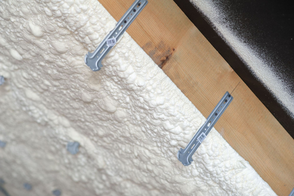 Piana PUR nakładana metodą natryskową, po związaniu z podłożem, utrzymuje stabilność przez lata