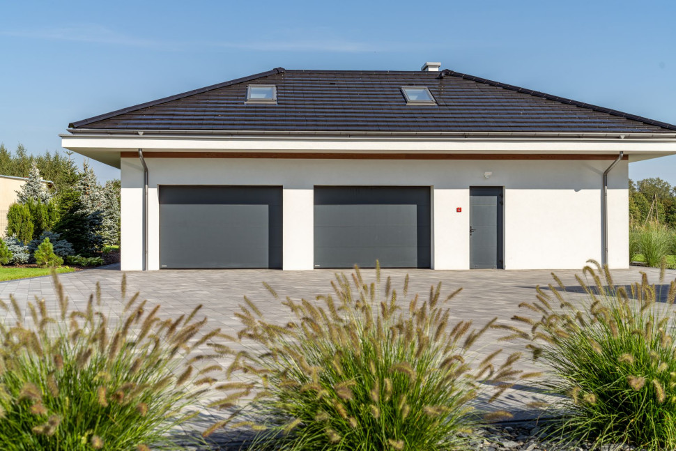 Wolnostojący garaż dwustanowiskowy.