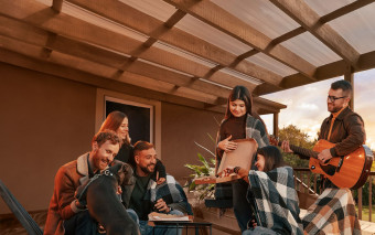 Zadaszenie tarasu z poliwęglanu – lekkość, która zaskakuje wytrzymałością i ceną