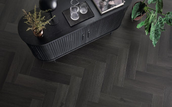 Trendy podłogowe 2025. Dlaczego panele winylowe wygrywają z laminowanymi