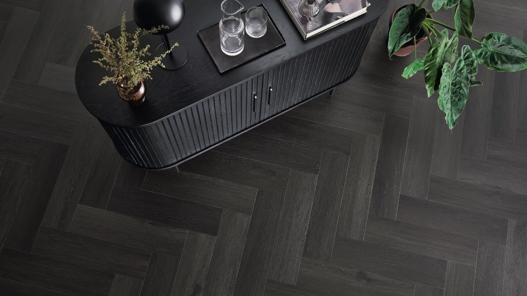Trendy podłogowe 2025. Dlaczego panele winylowe wygrywają z laminowanymi