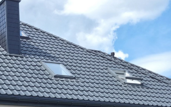 Małe poddasze, wielka zmiana - jakie okna dachowe odmienią Twój dom?