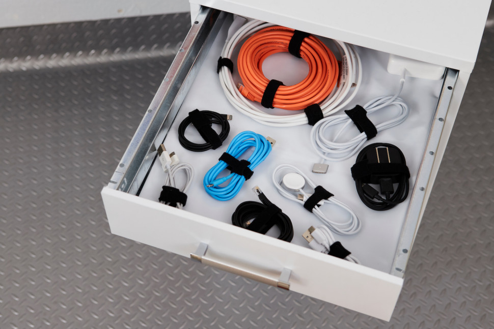 szuflada z kablami