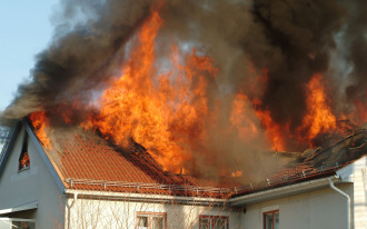 Palny czy nie? Jak sprawdzić odporność ogniową materiałów budowlanych