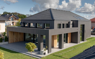 Piękny i bezpieczny dach kopertowy: co warto wiedzieć, jakie pokrycie wybrać?