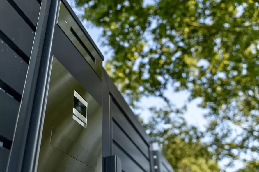 Słupek multimedialny EQ w wersji 4 – wyposażony w widodomofon, dodatkową lampkę LED podświetlającą panel wyposażenia słupka oraz wypalony w słupku napis/oznaczenie numeru posesji. 