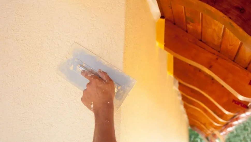 Do wypełniania pęknięć i ubytków najlepiej używać specjalistycznych zapraw i mas szpachlowych.