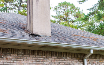 Deszcz zalewa komin? Przyczyny i naprawa przeciekającego komina