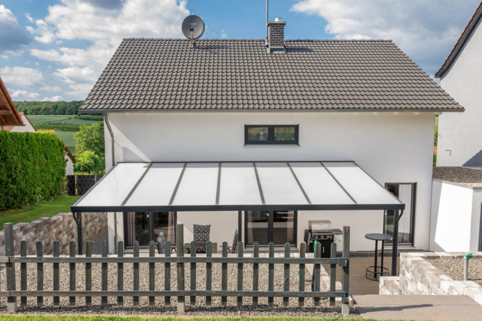Zadaszenia tarasu Gutta – kompletny zestaw, gotowy do montażu. Zadaszenie o konstrukcji aluminiowej, malowane proszkowo.