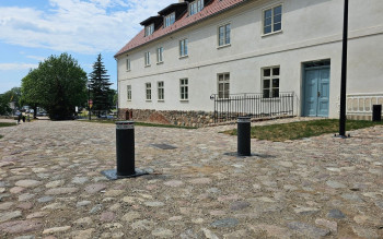 Słupki parkingowe – jak wybrać najlepsze zabezpieczenie miejsca postojowego?