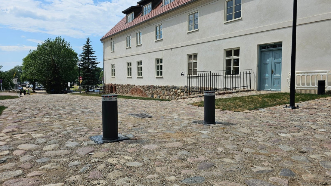 Słupki parkingowe – jak wybrać najlepsze zabezpieczenie miejsca postojowego?