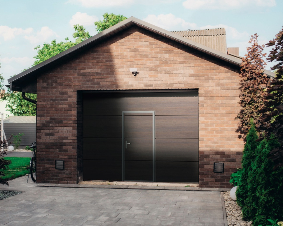 Brama segmentowa z drzwiami