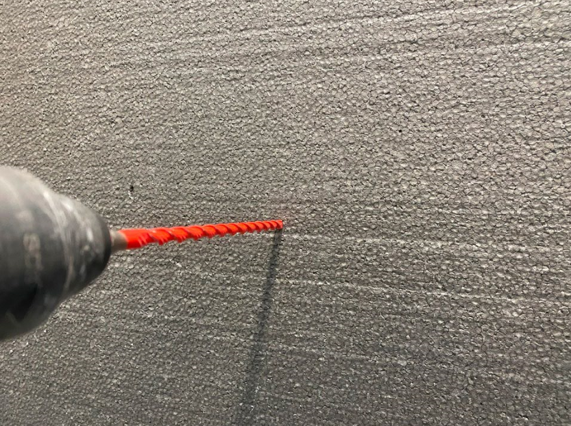 1. Szybkie wiercenie otworu, dzięki małej głębokości wierconego otworu