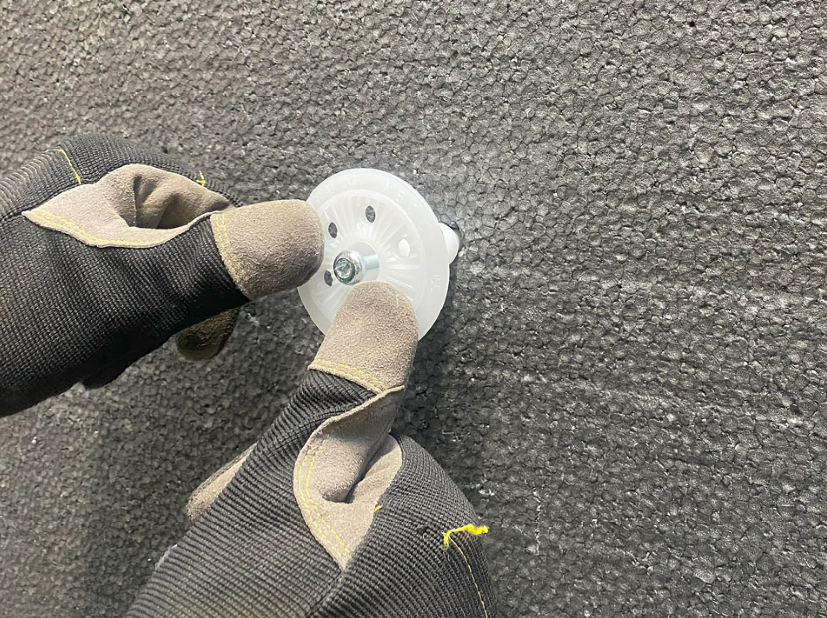 2. Włożenie zmontowanego łącznika w przygotowany otwór montażowy