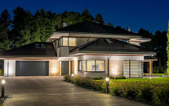 Bramy garażowe i stolarka – niepozorny sposób na wyższą cenę nieruchomości