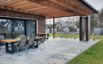 Taras na gruncie wraca do łask. Dlaczego odchodzimy od płytek na tarasie?