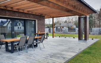 Taras na gruncie wraca do łask. Dlaczego odchodzimy od płytek na tarasie?