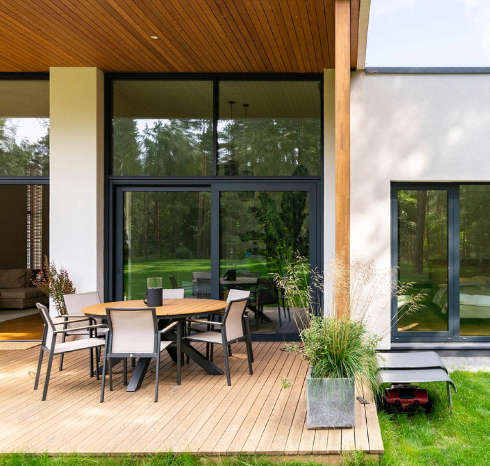 taras drewniany na gruncie