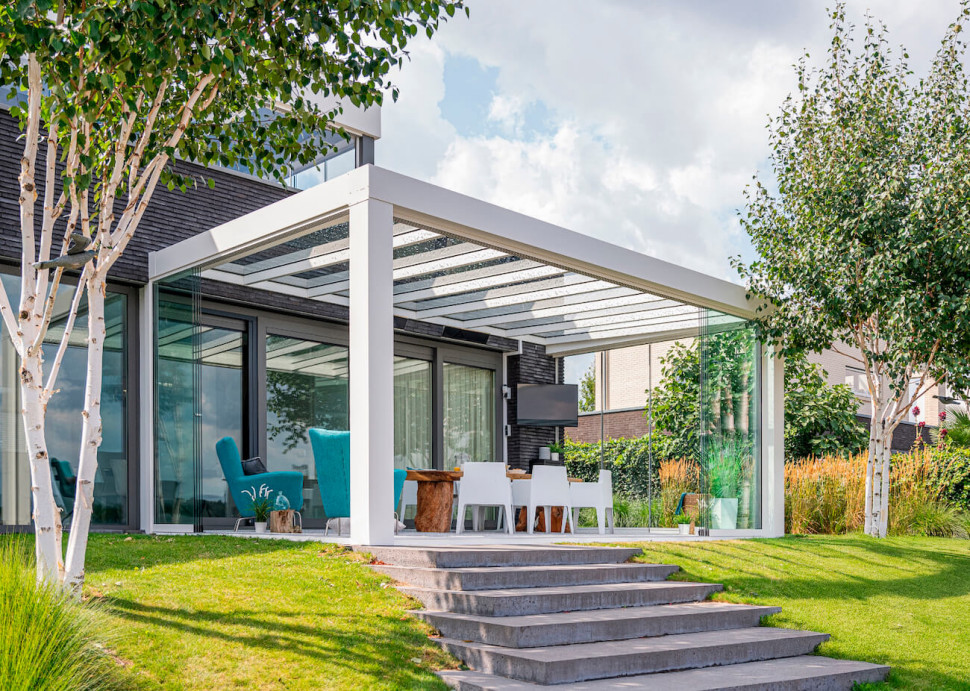 nowoczesne zadaszenie tarasu na gruncie z boczną ścianą rozsuwaną