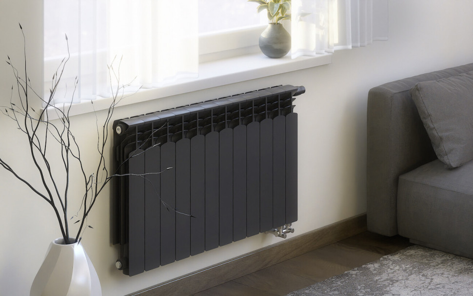 Czarny grzejnik ścienny w salonie