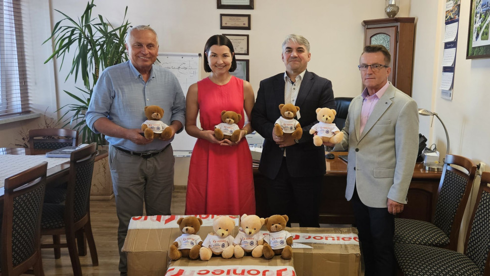 Mieczysław i Anna Joniec osobiście przekazali pluszaki na ręce dyrektora Szpitala Powiatowego w Limanowej – dr. Marcina Radzięty oraz przedstawiciela ratowników medycznych – Zbigniewa Jeża