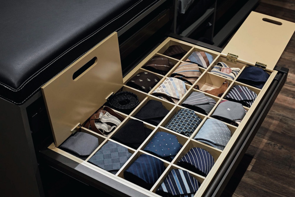 szuflada na krawaty w garderobie