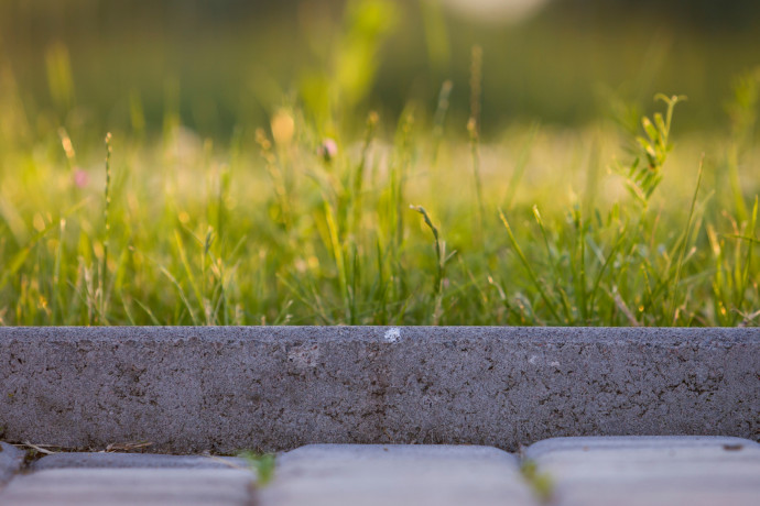 Krawężniki betonowe - ile ważą i jakie to ma znaczenie?