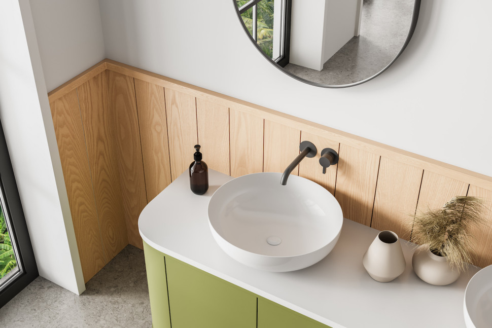 Boazeria na ścianie w łazience