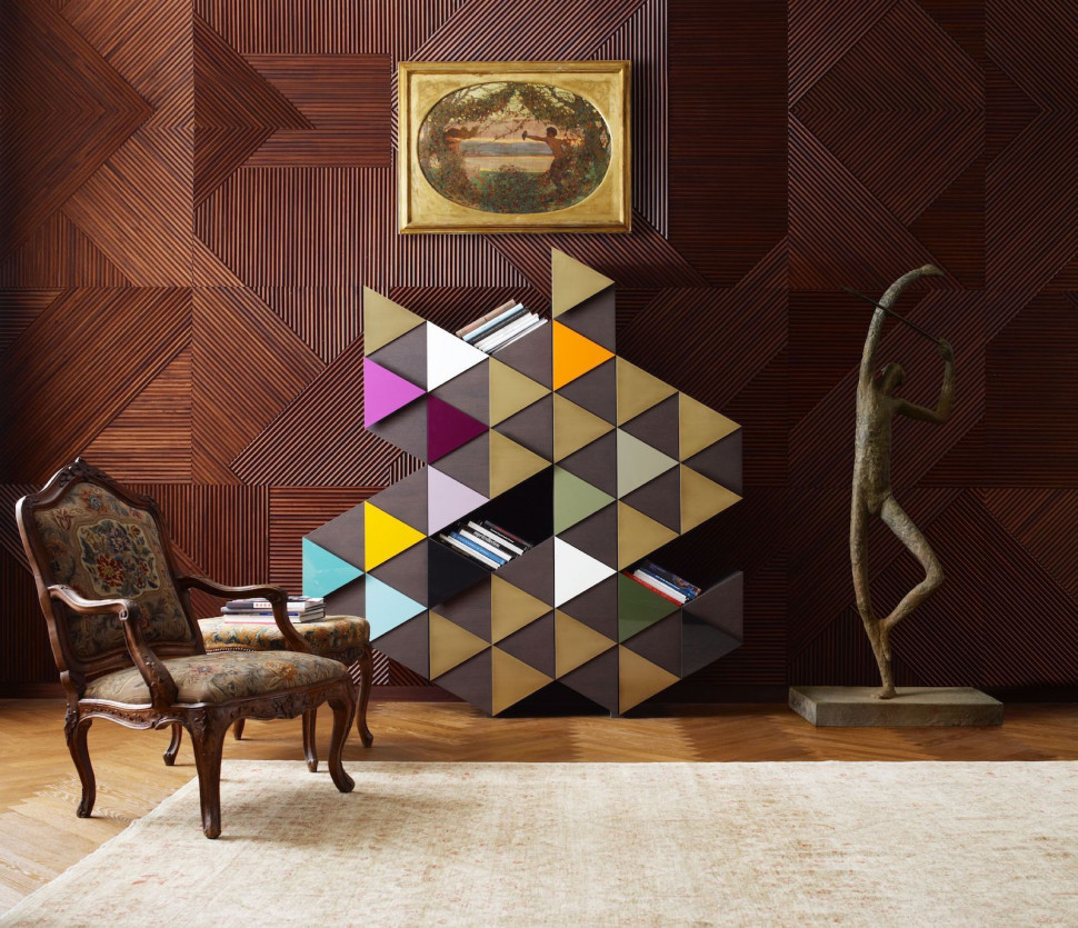 Okładzina drewniana na ścianie - boazeria w ciemnym kolorze drewna