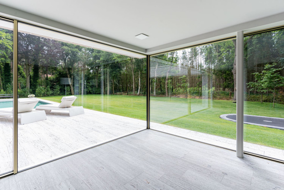 duże okna aluminiowe w domu