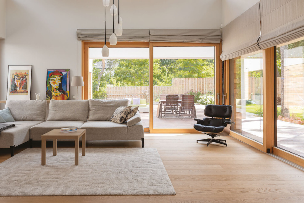 Duże okna drewniane w domu