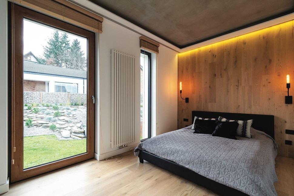 Duże okno w sypialni na parterze