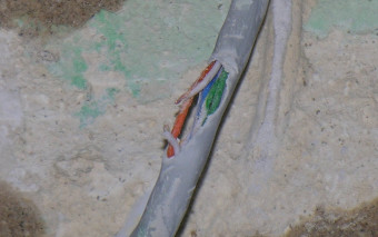 Jak naprawić przewiercony kabel w ścianie? Uszkodzenia żył lub przerwanie przewodu