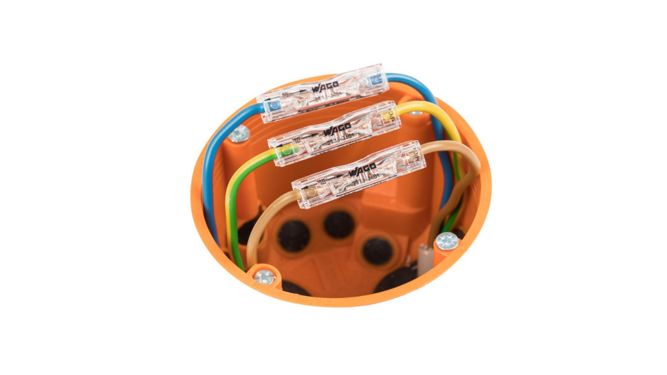 Przelotowa złączka instalacyjna o długości 29 mm, swobodnie mieści się w każdej puszce instalacyjne