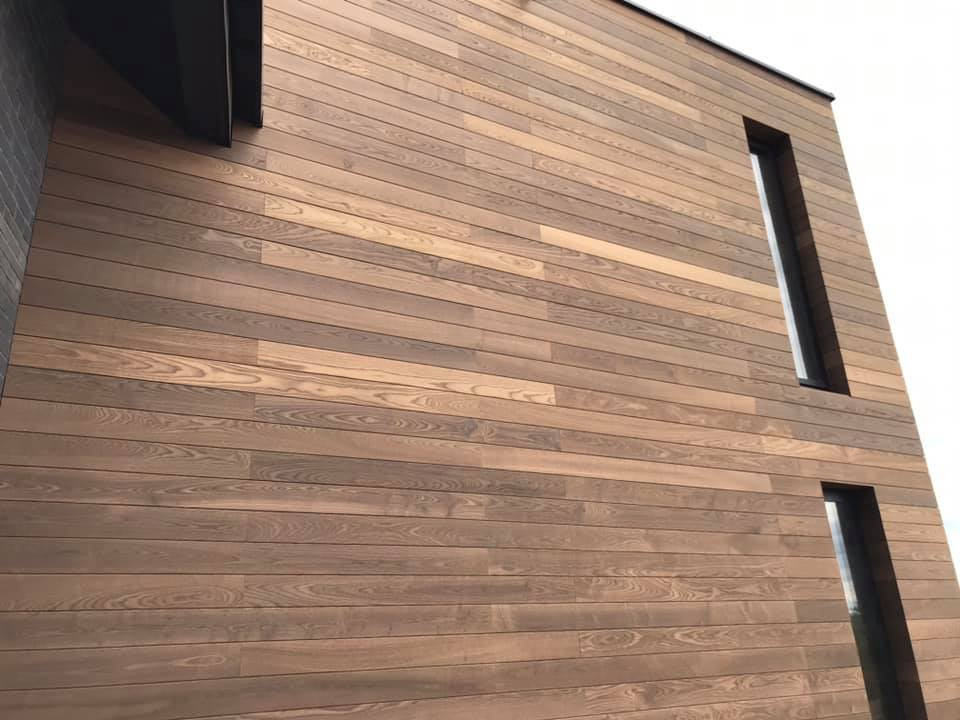 Dzięki systemowi ukrytego montażu deski na elewacji wyglądają jednolicie, ponieważ wszystkie mocowania są schowane pod ich powierzchnią