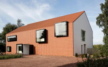 Dachówki ceramiczne na elewacji – nowoczesny trend czy inwestycja na pokolenia?
