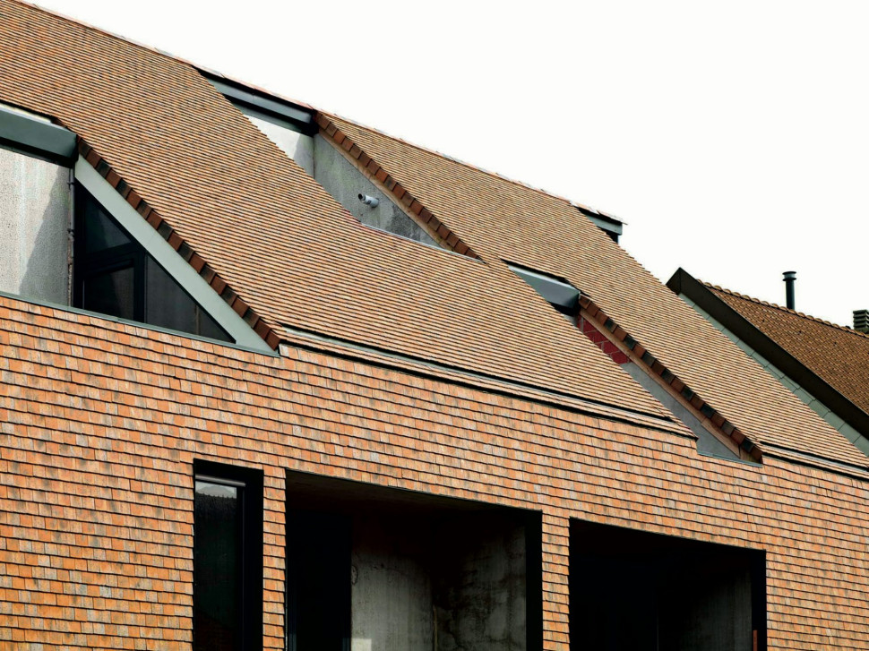 Naturalna estetyka ceramiki potrafi ocieplić nawet najbardziej surowe formy współczesnych domów.