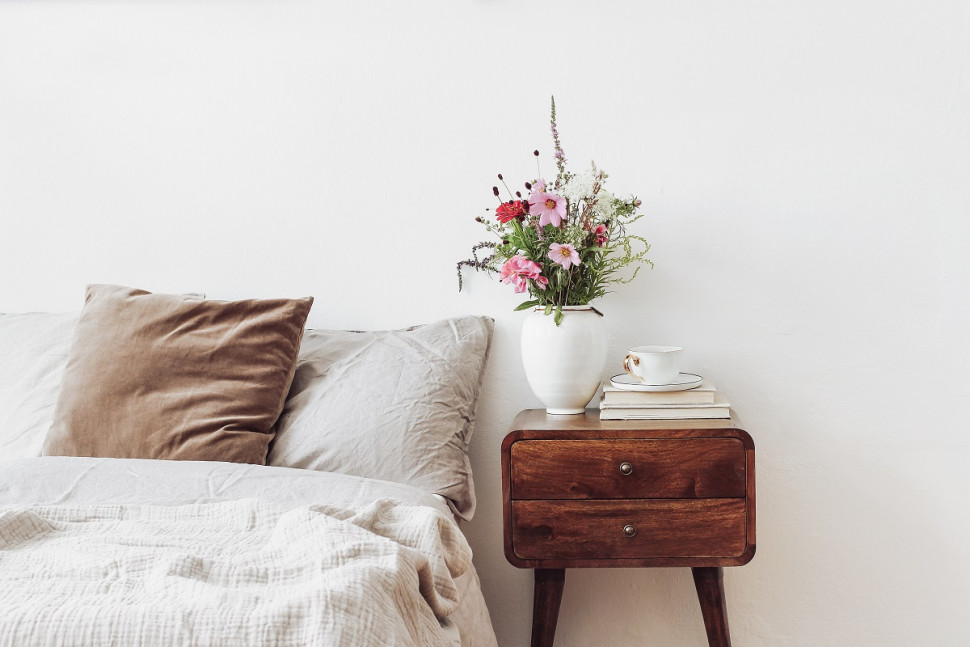 Ściany w sypialni w szarcyh kolorach farb Tikkurila