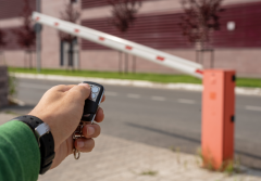 Pilot do szlabanów: wygoda, bezpieczeństwo i płynny ruch na osiedlu i w firmie