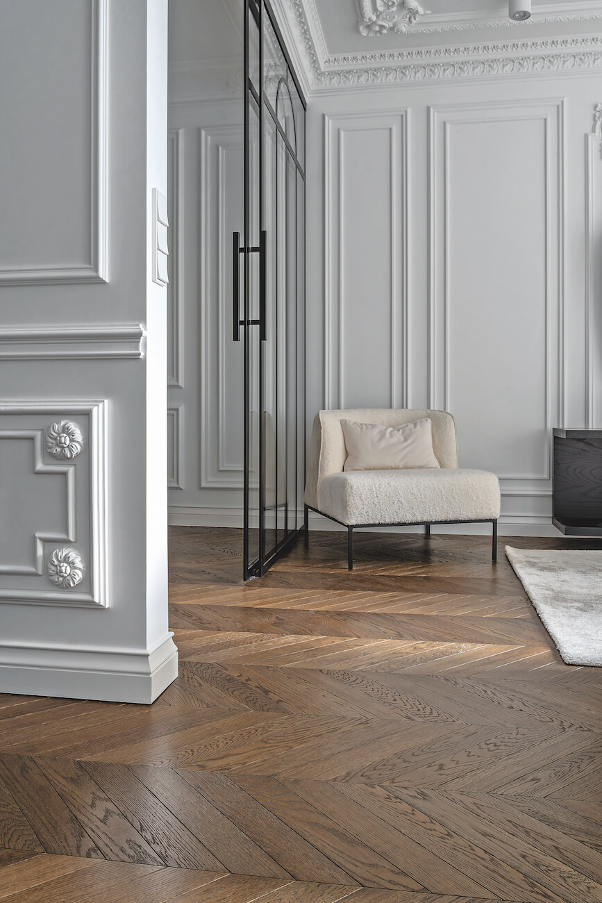 dębowa klasyczna podłoga w salonie